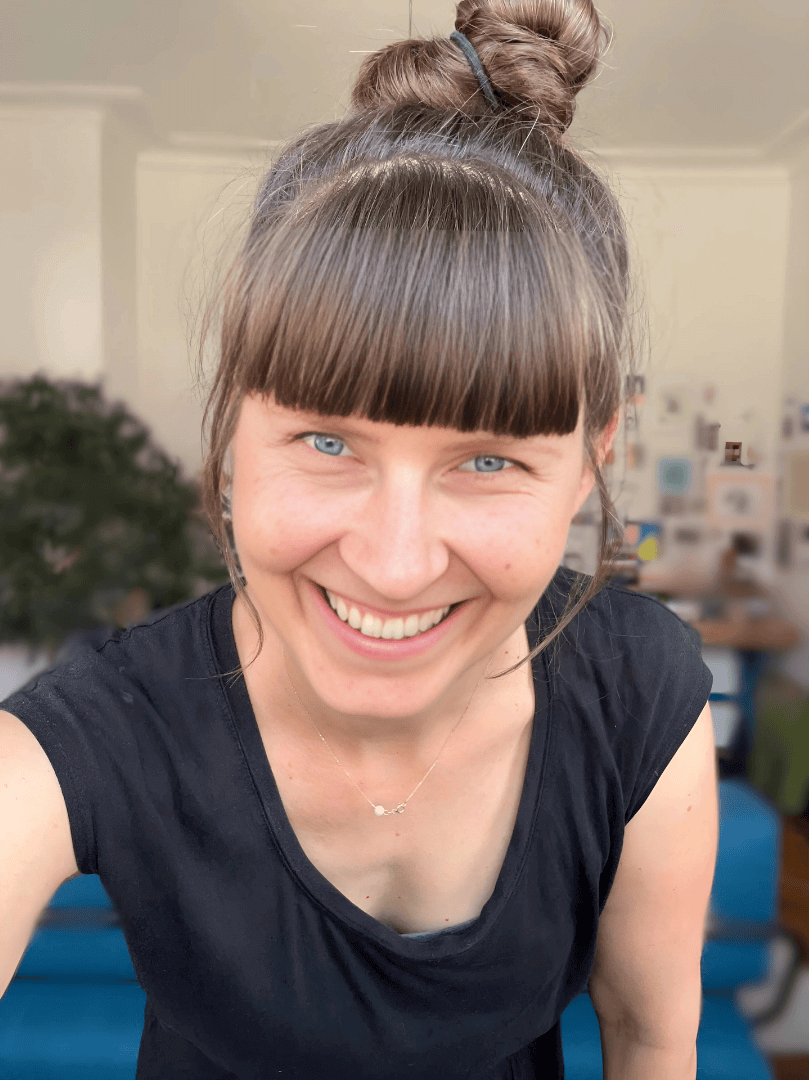 Shireen Predehl lacht in die Kamera, im Hintergrund ihr Arbeitszimmer
