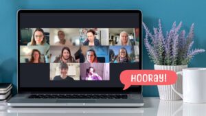 Die Kollektivistas im gemeinsamen Zoom-Raum auf einem Laptop, daneben eine Sprechblase „Hooray!“