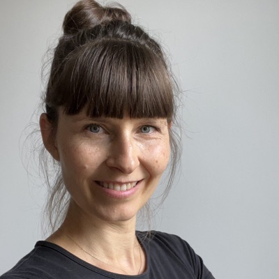 Porträt von Shireen Predehl vor grauer Wand