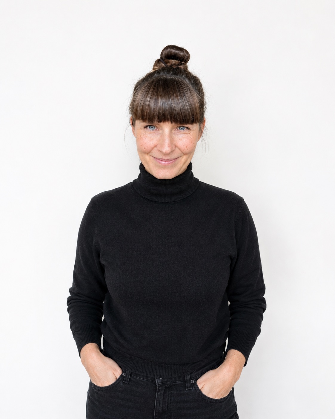 KI-generiertes Bild: Shireen Predehl im schwarzen Rollkragenpullover vor weißem Hintergrund