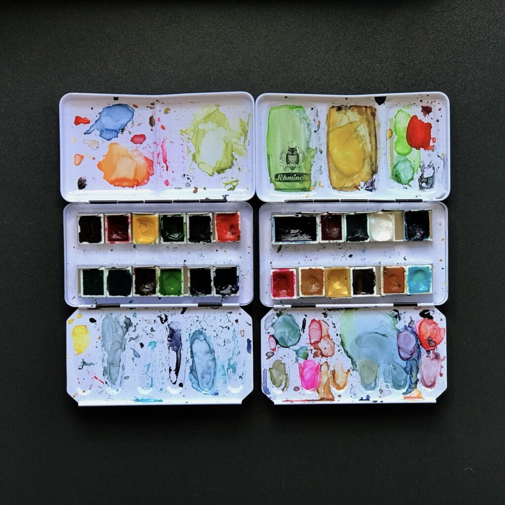Zwei benutzte Aquarellkästen von oben