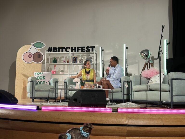 Talk auf der Bühne beim BitchFest 2026 in Stuttgart