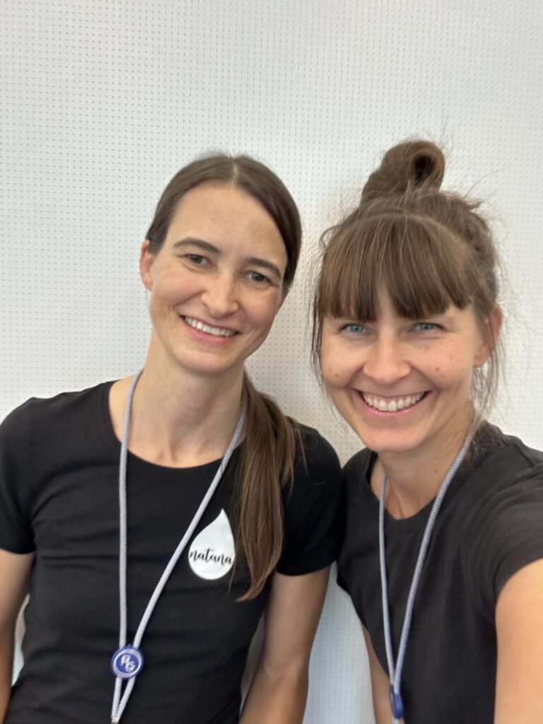 Shireen Predehl und Ilona Sinner lachen gemeinsam in die Kamera