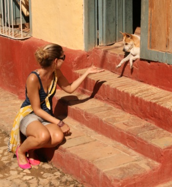 Shireen mit einem Hund auf Kuba