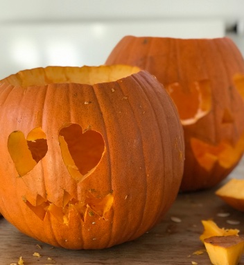 Geschnitzte Halloween-Kürbisse