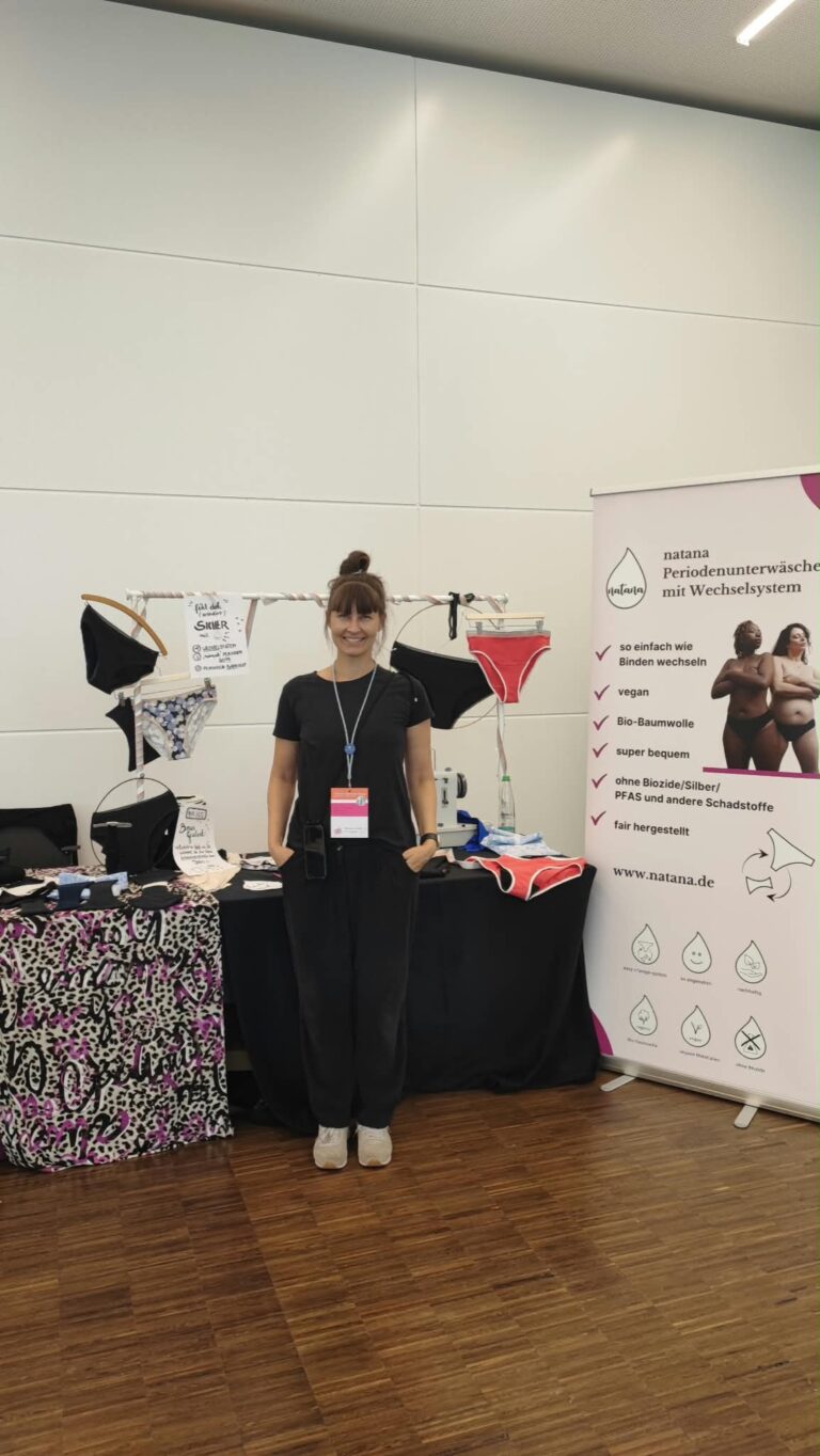 Shireen am natana-Stand beim Endometriose-Kongress