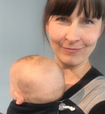 Shireen mit Baby in der Trage