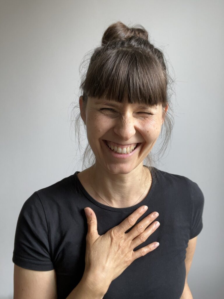 Shireen legt strahlend die Hand aufs Herz