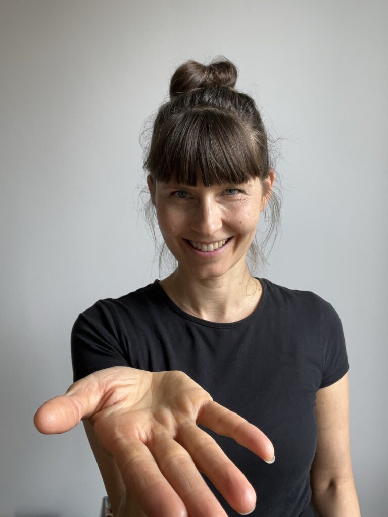 Shireen streckt einladend die Hand aus